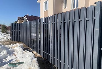 Забор из серого штакетника (RAL 7024)